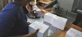 Les bulletins de vote du 5 juillet, fabriqués à l'imprimerie nationale, devraient être distribués mardi dans tout le pays. Crédits photo : SIMELA PANTZARTZI/EPA/MAXPPP


