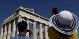 Depuis le dimanche 28 juin, les portes des banques restent closes. Mais les touristes ne sont pas directement impactés par les mesures relatives au contrôle des capitaux adoptées par le pays. (Crédits : Reuters Kostas Tsironis)


