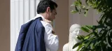 Le premier ministre grec, Alexis Tsipras, arrive à son bureau situé dans la villa Maximos, le 13 juillet à Athènes. Crédits photo : JEAN-PAUL PELISSIER/REUTERS


