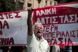 Un manifestant à Athènes, le 15 juillet.


