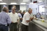Dans une banque d'Héraklion, en Crète, lundi matin. Beaucoup de retraités sont venus retirer les 300 euros auxquels ils ont droit d'ici vendredi.


