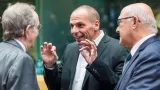 Yanis Varoufakis tombe dans les bras de son successeur, Euclide Tsakalotos. Crédits photo : Geert Vanden Wijngaert/AP


