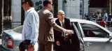 Le représentant de la Banque centrale européenne, Rasmus Ruffer, arrive au ministère du travail grec à Athènes, lundi 3 août. Crédits photo : Yorgos Karahalis/AP


