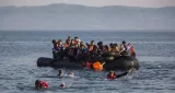 27 juillet 2015- Ces migrants syriens et afghans approchent des côtes de l'île grecque de Lesbos, en provenance de Turquie. - Santi Palacios/AP/SIPA


