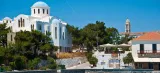 Le centre du village, dominé par le clocher ajouré de la cathédrale Agios-Nikolaos autour de laquelle s'épanouissent les demeures des patrons de jadis. Crédits photo : © imageBROKER / Hemis/Alamy


