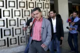 Euclide Tsakalotos, ministre des finances grec quitte l'hotel où ont eu lieu les négociations avec les représentants du Fonds Monétaire International, le 11 août.


