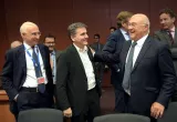 De gauche à droite : Vincenzo La Via, le directeur du trésor italien, Euclide Tsakalotos, le ministre des finances de la Grèce, et Michel Sapin, le ministre des finances de la France, le 14 août à Bruxelles.


