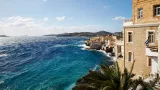 À Ermoupolis (Syros), le quartier Ta Vaporia est surnommé la petite Venise des armateurs. Parmi les maisons léchées par l'écume se cachent deux bijoux où poser ses valises : l'Art Hotel Ploes et Xenon Apollonos. Crédits photo : Laurent Fabre


