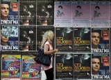 Une femme passe devant des affiches, dont celles de Syriza, le 18 septembre à Athènes, en Grèce.


