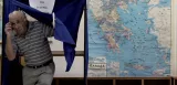 Un homme sort de l'isoloir ce dimanche 20 septembre, dans le centre d'Athènes. ARIS MESSINIS / AFP


