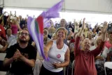 Des militants de Syriza réagissent à l'annonce des premières estimations qui donnent leur parti en tête des estimations pour l'élection législative du 20 septembre.


