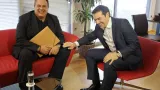 Après son succès aux élections législatives, dimanche, Alexis Tsipras s'apprête à reconduire un gouvernement de coalition avec son partenaire de la droite souverainiste, Panagiotis Kamménos.


