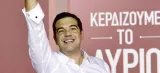Alexis Tsipras salue ses supporteurs, dimanche, à Athènes, après le large succès de Syriza aux législatives partielles. Crédits photo : MILOS BICANSKI/Getty Images/AFP



