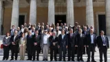 Alexis Tsipras entouré de son nouveau gouvernement. Crédits photo : Yannis Liakos/AP



