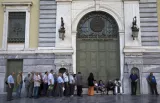 Des Grecs patientent devant la Banque nationale de Grèce, en juillet 2015. Celle-ci a été fermée pendant près de trois semaines.


