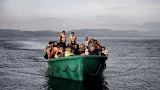 Une embarcation de migrants arrive sur l'île de Lesbos en Grèce, le 10 novembre 2015


