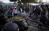 Des tensions sont apparues, samedi 28 novembre, à la frontière entre la Macédoine et la Grèce, entre migrants et policiers.


