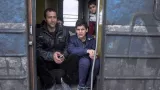 Des migrants installés dans un train grec, en direction de la Serbie, le 14 février. Crédits photo : ROBERT ATANASOVSKI/AFP


