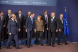 David Cameron, Premier ministre britannique, et Angela Merkel, chancelière allemande, posent pour la photo de famille avant le Sommet des Chefs d'Etat et de gouvernement au Conseil européen à Bruxelles, Belgique, jeudi 18 février 2016.


