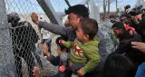 Des milliers de migrants étaient bloqués, lundi en Grèce, à la frontière macédonienne, Skopje ayant décidé de ne plus autoriser le passage aux Afghans - AFP


