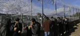 Jeudi à Samos, en Grèce, les migrants prennent le petit-déjeuner distribué par un groupe de bénévoles. Crédits photo : Lefteris Pitarakis/AP


