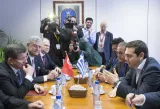 Au cours du sommet entre l'UE et la Turquie, ce lundi 7 mars, le premier ministre grec, Alexis Tsipras (droite), entend obtenir du premier ministre turc, Ahmet Davutoglu (gauche), que son pays respecte l'accord bilatéral de réadmission de 2001 permettant de renvoyer sur le sol turc les migrants économiques.


