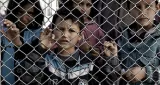 Depuis dimanche, les migrants arrivés de Turquie sur l'île de Lesbos, sont maintenus dans le camp de Moria, et ne sont plus autorisés à en sortir. - AFP/ARIS MESSINIS



