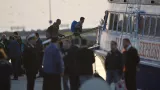 Peu après 5 heures, un petit ferry, Lesvos, et un catamaran plus imposant, Nezli Jale, ont embarqué un total de 131 personnes (Lundi 4 avril 2016). Image: Keystone


