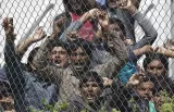 A Lesbos, des migrants, venus pour la plupart du Pakistan, protestent contre l'accord UE-Turquie qui prévoit leur renvoi vers ce pays. - Petros Giannakouris/AP/SIPA


