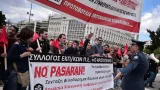 En fin matinée, au moins 6000 personnes, sympathisants du syndicat Pame, proche du parti communiste, se sont rassemblées dans le centre d'Athènes Crédits photo : LOUISA GOULIAMAKI/AFP


