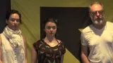 Lena Headey, Maisie Williams et Liam Cunningham (acteurs de Game of Thrones) dans un camp de réfugiés syriens en Grèce.


