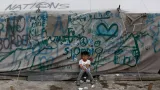 Un jeune garçon dans un camp de réfugiés à la frontière entre la Grèce et la Macédoine, près du village d'Idomeni, le 19 mai 2016.


