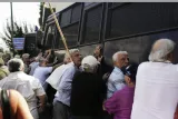 Des manifestants, le 3 octobre à Athènes.


