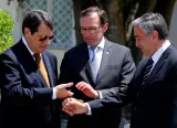 Nicos Anastasiades, à gauche, et Mustafa Akinci, à droite, se serrent la main par l'intermédiaire de l'envoyé spécial de l'ONU Espen Barth Eide, lors de négociations entamées en mai 2015. (Archives) Image: Keystone


