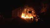 Une tente incendiée, dans la nuit, dans le camp de Souda sur l'île de Chios Crédits photo : EUROKINISSI/REUTERS


