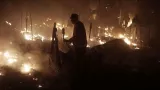 Des hommes tentent d'éteindre des feux dans le camp de Moria, sur l'île de Lesbos, en Grèce, le 25 novembre 2016.


