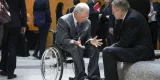 La mission confiée à Klaus Regling est de maintenir l'illusion d'une non-remise de dette... tout en l'organisant. Il ne le fait pas seulement à la demande de Monsieur Schäuble. Bercy est aussi très content d'assurer aux Français qu'il n'y a pas de remise de dette à la Grèce et que le contribuable sera remboursé au centuple. (Photo: Wolfgang Schauble (à gauche sur la photo) discutant avec Klaus Regling après une réunion avec le FMI et la Banque mondiale, le 21 avril 2015 à Washington) (Crédits :...