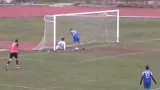 En grèce, un joueur va rater l'immanquable devant le but vide. Crédits photo : Capture d'écran vidéo Dailymotion


