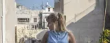 Noemi Niederhauser au balcon de sa maison de Kypseli à Athènes. © Socrates Baltagiannis


