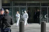 Les enquêteurs devant le siège parisien du FMI, le 16 mars 2017


