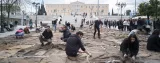 L'installation performative du Ghanéen Ibrahim Mahama est une des œuvres marquantes de la Documenta. Elle évoque, entre autres, les rapports Nord Sud et les déplacements de populations de l'entre-deux-guerres entre la Turquie et la Grèce. © Mathias Voelzke


