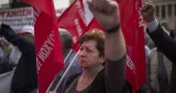 Lundi, des manifestations s'étaient tenues à Athènes, pour protester contre les coupes budgétaires.


