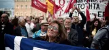 Grève générale à Athènes pour protester contre les mesures d'austérité, le 17 mai. Crédits photo : LOUISA GOULIAMAKI/AFP


