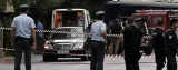 Des policiers sécurisent la zone autour de la voiture de l'ex-premier ministre Lucas Papademos, à Athènes. © Costas Baltas / Reuters


