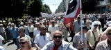 Des retraités grecs manifestent contre la baisse des pensions, mardi, à Thessalonique, dans le nord du pays. Crédits photo : SAKIS MITROLIDIS/AFP


