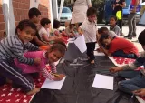 Les bénévoles de l'association Swiss Cross Helps portent assistance aux immigrés et leurs enfants en Grèce.


