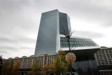 « Il faut mettre fin à ce pillage. Les profits de la BCE doivent être intégralement utilisés pour financer les dépenses sociales et relancer l'emploi afin de remédier aux effets dramatiques des politiques dictées par la troïka » (Photo: la BCE, à Francfort, le 26 octobre).


