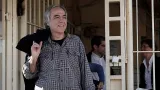 Le chef opérationnel du groupe d'extrême gauche "17 Novembre" (17-N), Dimitris Koufontinas, sort de prison pendant une permission à Athènes, le 9 novembre 2017


