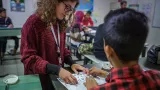 Initiation au grec pour de jeunes réfugiés à Athènes. Partenariat Unicef/Elix/ECHO.


