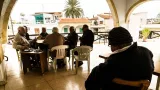 Des Chypriotes turcs jouent aux cartes dans le village bi-communautaire de Pyla, situé dans la zone tampon de l'ONU, le 10 janvier 2018



